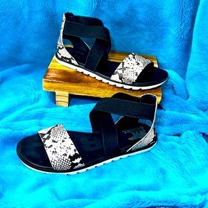 EUC Sorel Snakeskin & black sandals size 8.5